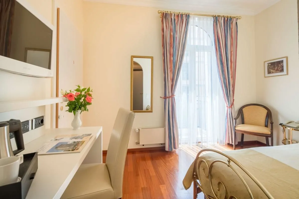 Unternehmen 26 Bild BEST WESTERN HOTEL BELLEVUE AU LAC