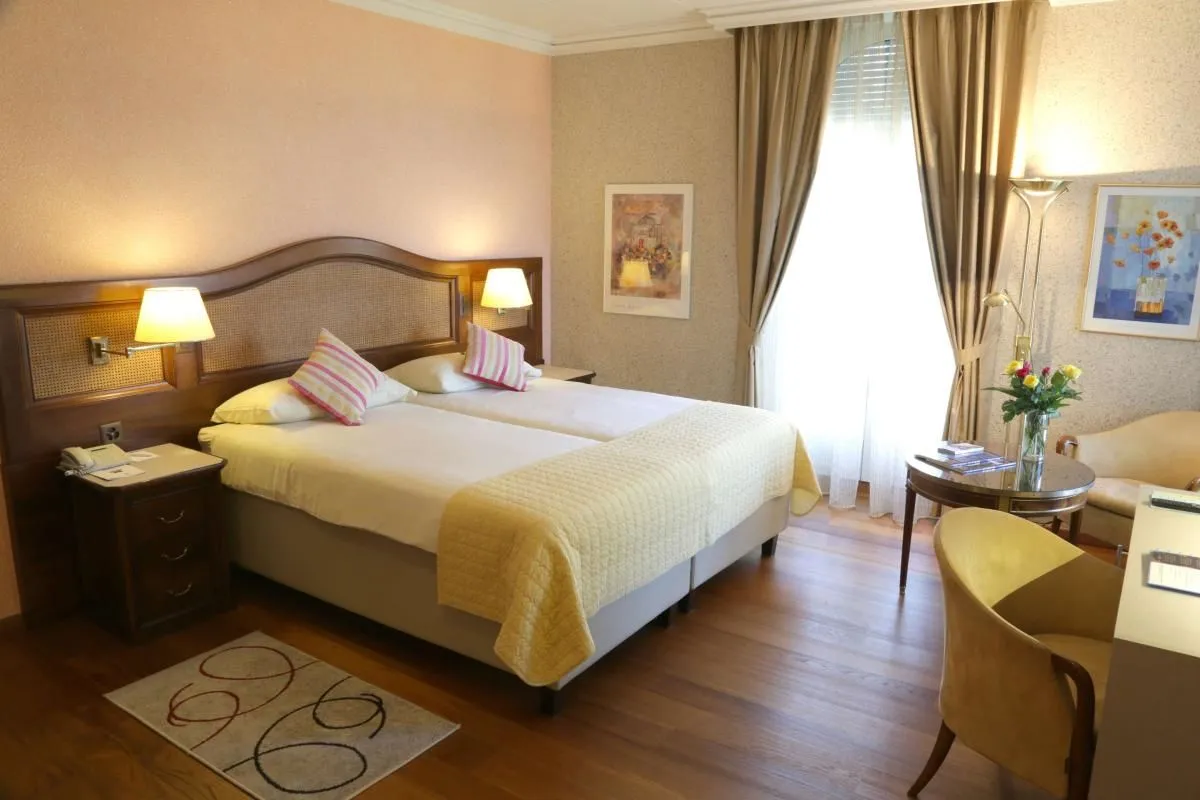 Unternehmen 7 Bild BEST WESTERN HOTEL BELLEVUE AU LAC
